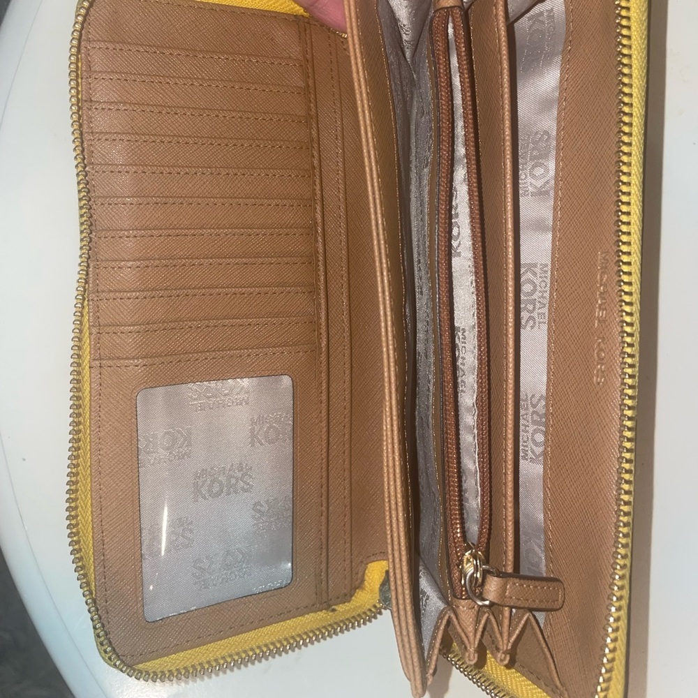 Yellow wallet - Picture 2 of 7